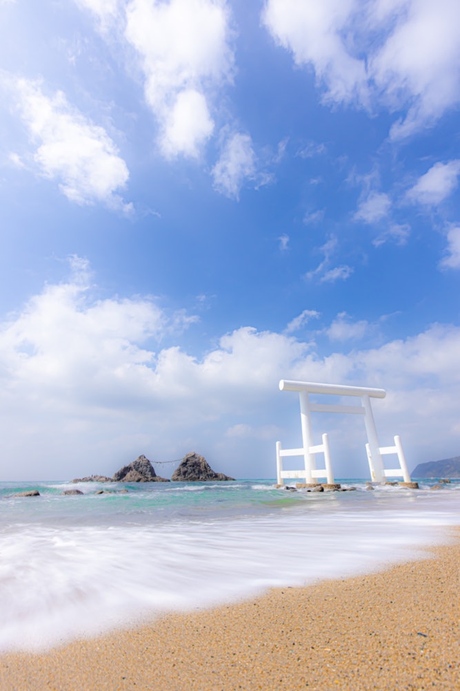 [画像1]福岡県桜井二見ヶ浦夏の空と海