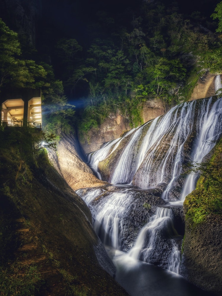 [画像1]茨城県にある袋田の滝のライトアップです✨