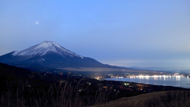 [画像1]富士山夜景とっても寒かったですが空気も澄んで見事な富士山に巡り会えました。ここは、山中湖パノラマ台からの眺望です。晴れた日なら日中でも富士山絶景がみられるおすすめスポット冬の富士山は最高です。