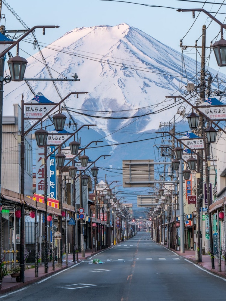 [相片1]山梨县富士吉田市，从本町2丁目商店街看到的富士山是一个绝佳的观景点富士山在略带复古的城市景观中看起来非常大，令人印象深刻。这是从人行道上取下来的。不要在路中间开枪。