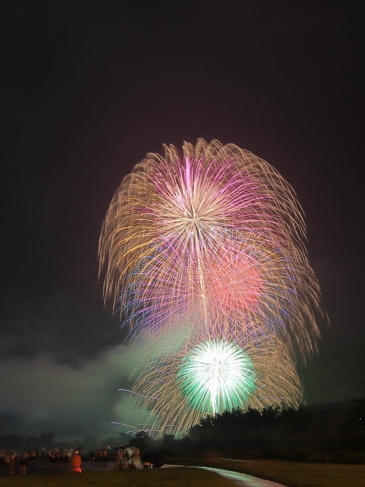 [画像1]雨の花火大会。。。いよいよ夏！ 花火シーズンの幕開け！ 新潟県南魚沼市では先週末から怒涛の三連チャン(^_^;) ７月１９日（水）南魚沼市兼続公まつり大煙火大会の花火。