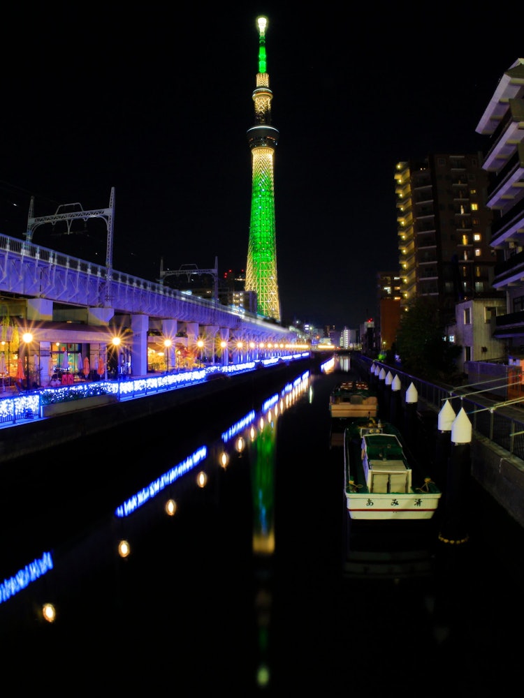 [画像1]東京スカイツリーと東京ミズマチを枕橋から北十間川に写して撮影しました。源森橋の方が歩道が広くてスカイツリーに近い為か撮影する人が多いのですが、実は枕橋の方がスカイツリー全体が画角に入りやすくリフレクシ