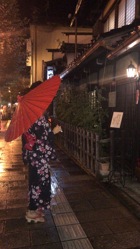 [画像1]岐阜県の飛騨高山にて。 陣屋がある古い街並みを浴衣で歩いていると、雨が降ってきました。 情緒溢れる傘を持ち、まるで江戸時代にタイムスリップしたような時間でした😌