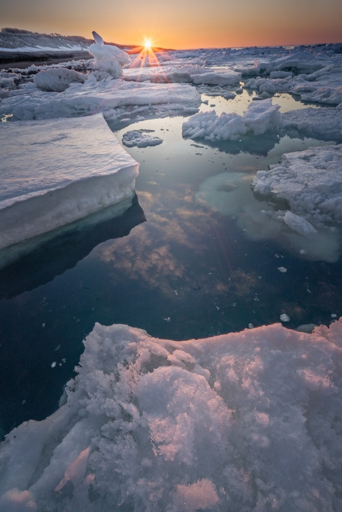 [画像1]オホーツクの流氷、乗っては行けませんよ💦でも乗ってみたくなるほど大きな流氷もまだ来るものなんです💦、来年２月の中旬くらいがピークですかね〜縦構図ですタップしてみて下さい🙏