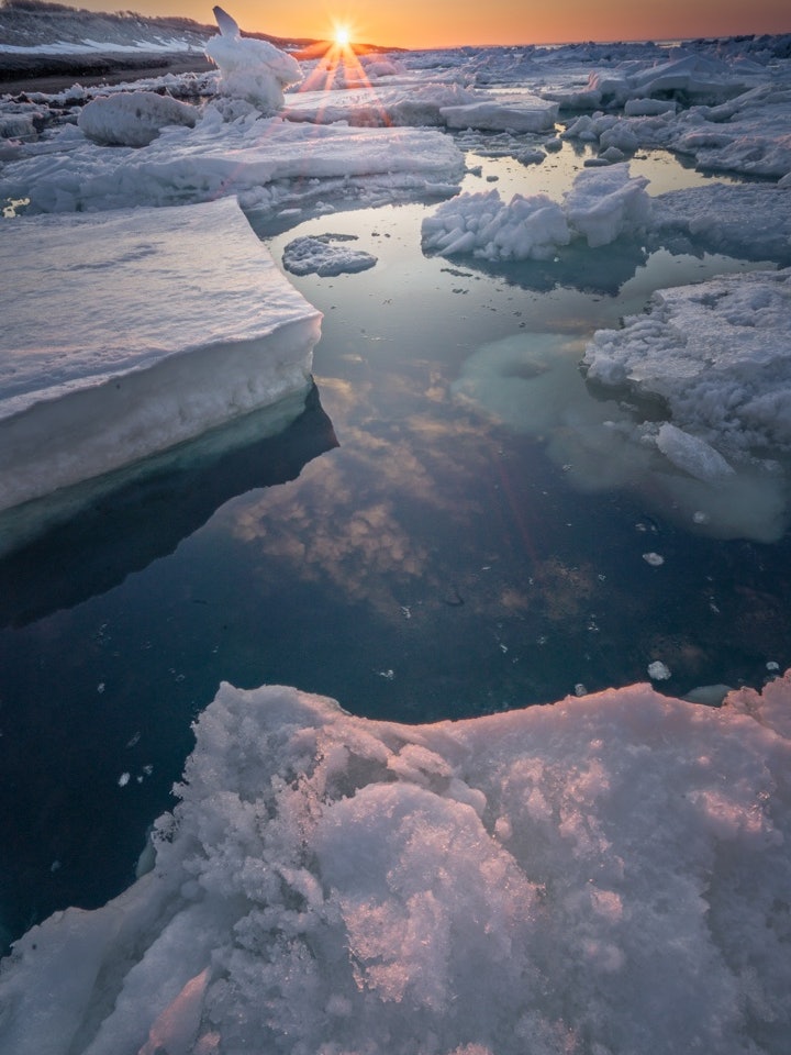 [画像1]オホーツクの流氷、乗っては行けませんよ💦でも乗ってみたくなるほど大きな流氷もまだ来るものなんです💦、来年２月の中旬くらいがピークですかね〜縦構図ですタップしてみて下さい🙏