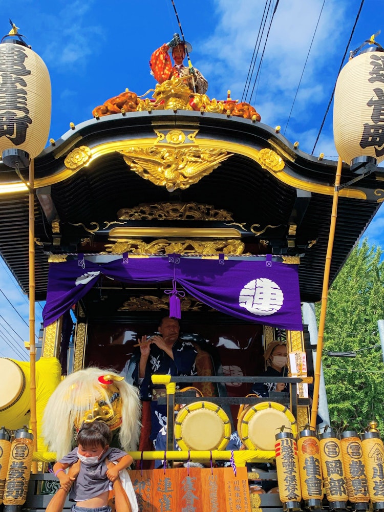 [画像1]22年10月15日撮影。川越祭りの写真です。連雀町、川越熊野神社、蓮馨寺近くで撮りました。連雀町、太田道灌の山車です。子供が、獅子頭に頭を噛んでもらうと、無病息災で過ごせるということで、噛んでもらって