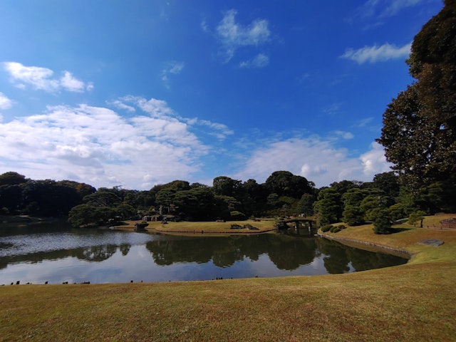 [画像1]文京区の端にある六義園に行ってきました。 青空で、気持ちの良い観光が、できました