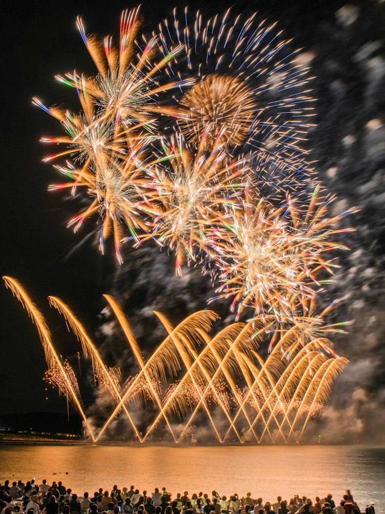 [이미지1]< 미쿠니 불꽃놀이는 단순한 수중 불꽃놀이가 아닙니다>장소는 도진보 근처의 미쿠니 항이었습니다. 이날 200,000 만 명이 꽉 찼습니다. 모두가 3년 만에 불꽃놀이를 즐기고 있었
