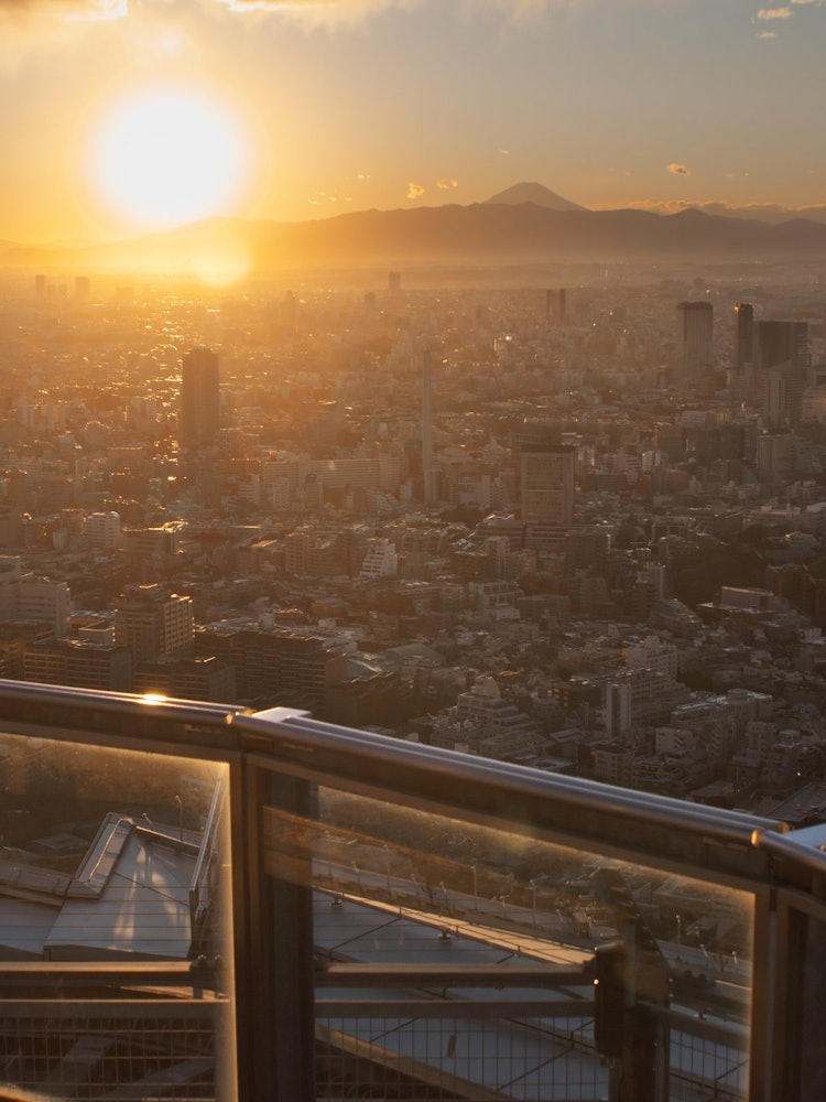 [相片1]六本木日落六本木新城天空甲板在寒冷的冬日，空气清新，日落景色非常美丽。 我可以一直看到富士山的顶峰。