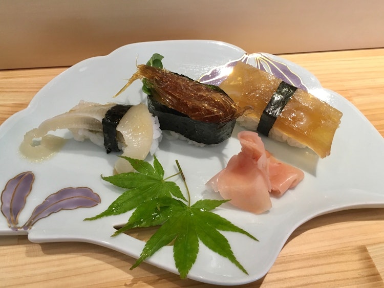 [相片1]在宮城縣氣仙沼市的“朝日壽司”，我用著名的魚翅訂購了壽司“魚翅三米”。細分是「武士刀」、「金線」和「燉小戈里」。