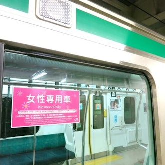 [画像2][English／日本語]There are many foreign tourists who come to Japan and take the train from the airport. 
