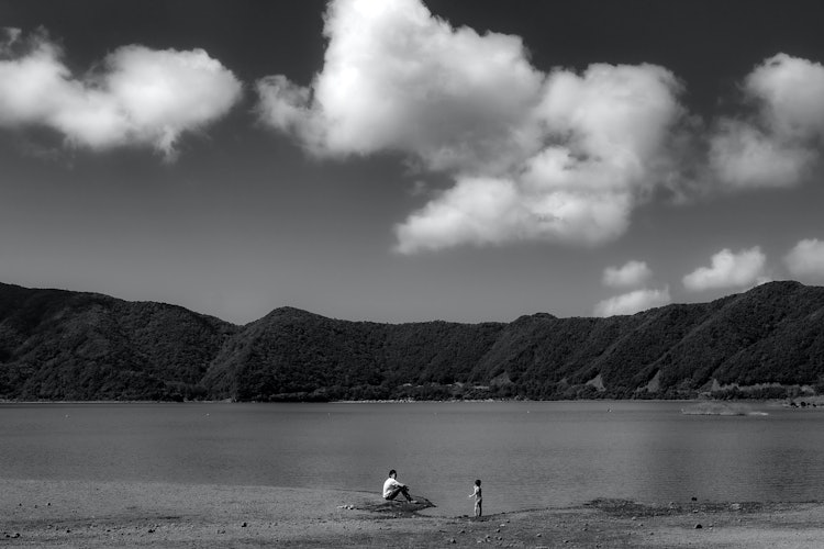 [이미지1]여름의 끝자락에 있는 모토스 호수.