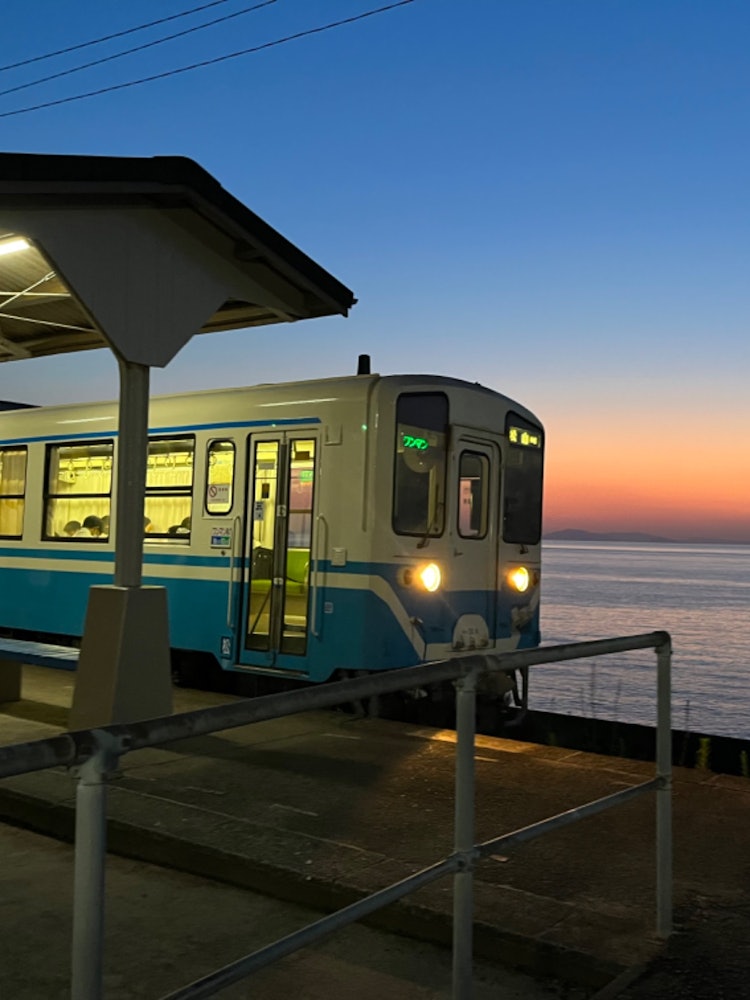 [Image1]This photo was taken from Shimonada Station, a station with a view of the Seto Inland Sea in Iyo Cit