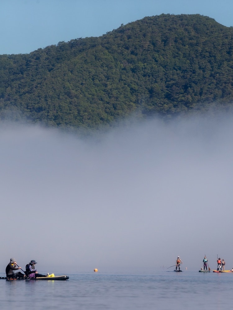 [画像1]夏休みの早朝。 朝霧湧く本栖湖ではスタンドアップ・パドルボードで遊ぶ人達が大勢いました。