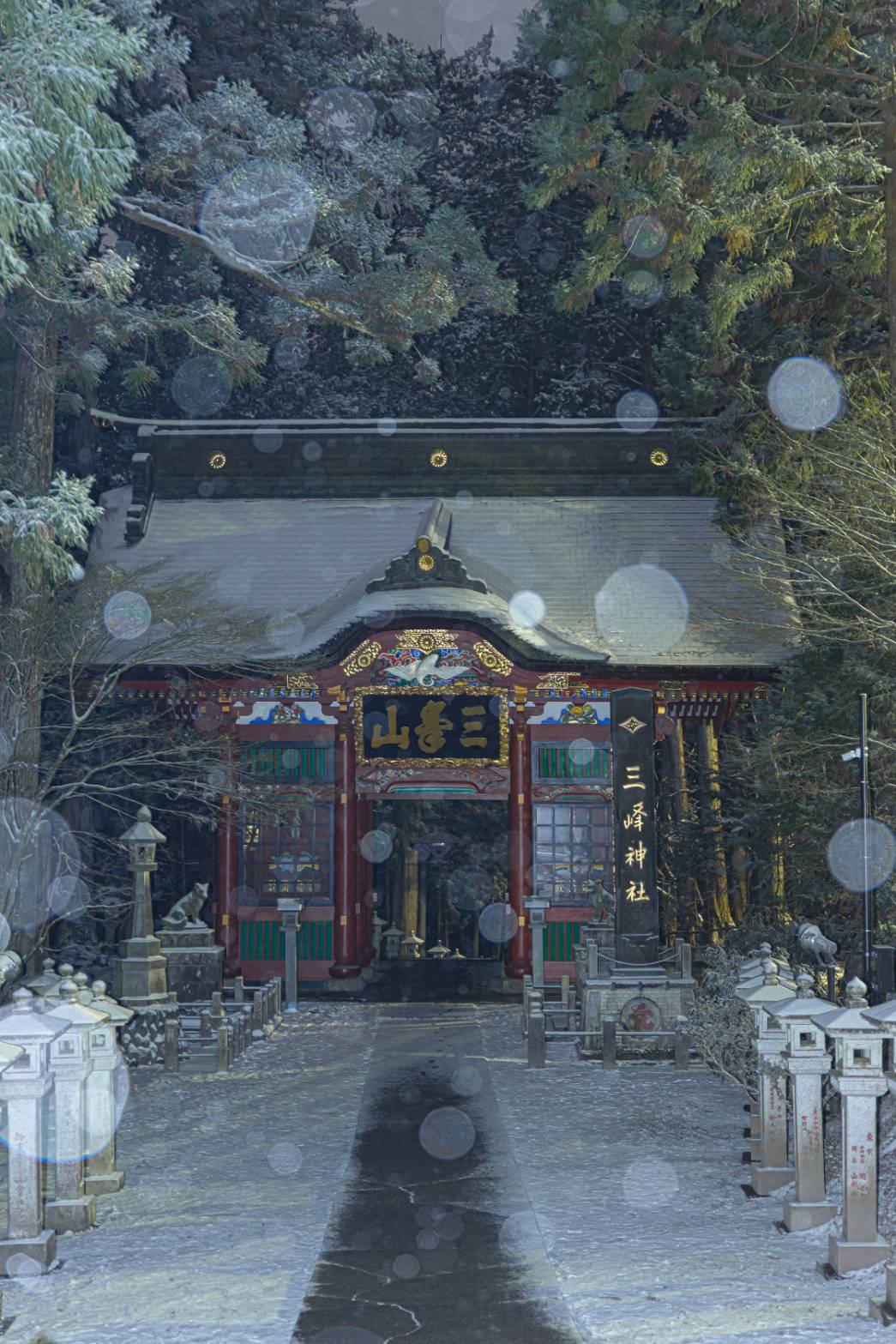 HAYATEさんの投稿｜雪舞う三峰神社❄こちらは、埼玉県秩父市にある 「三峰神社」関東屈指のパワースポットで、毎年多くの人が訪れます。  今回は、しんしんと降る雪景色を撮ってみました。幻想的で思わず興奮して｜【秩父市】【埼玉県】【秩父 三峯神社】【冬】【絶景 ...