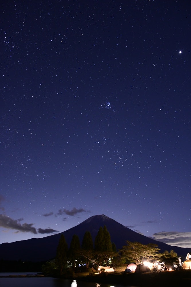 [相片1]富士山和猎户座。露营地的灯光和被称为“斯巴鲁”的昴宿星团就在你面前。这一天是😊流星雨的最大日数