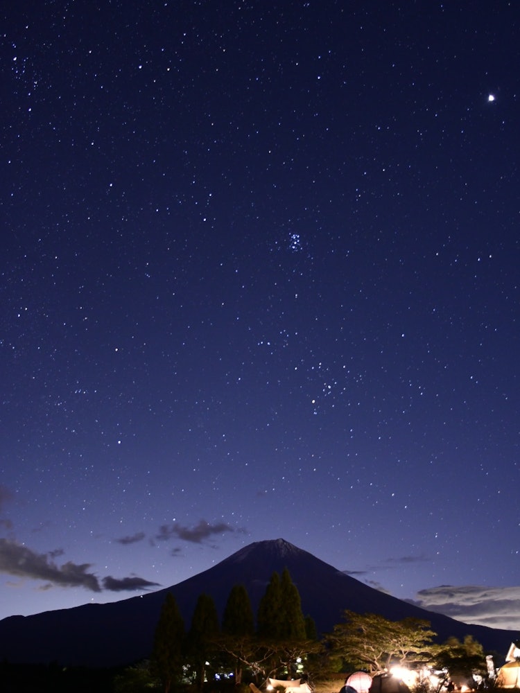 [Image1]Mt. Fuji and the constellation Orion.The lights of the campsite and the Pleiades star cluster, which