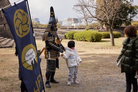 [相片1]武士⚔在大阪城郭與異國情調的孩子玩耍沒有戰爭的和平日子......