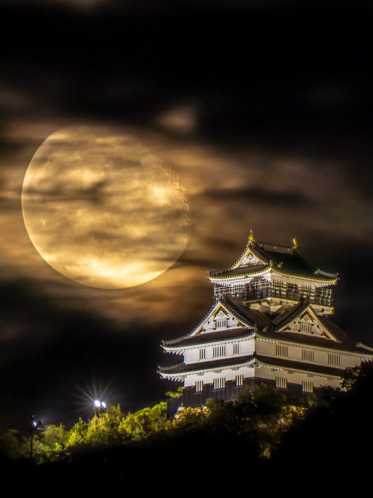 [画像1]岐阜市金華山山頂にある岐阜城と月のコラボここ数年人気の被写体でカメラマンも多く集まってきます。