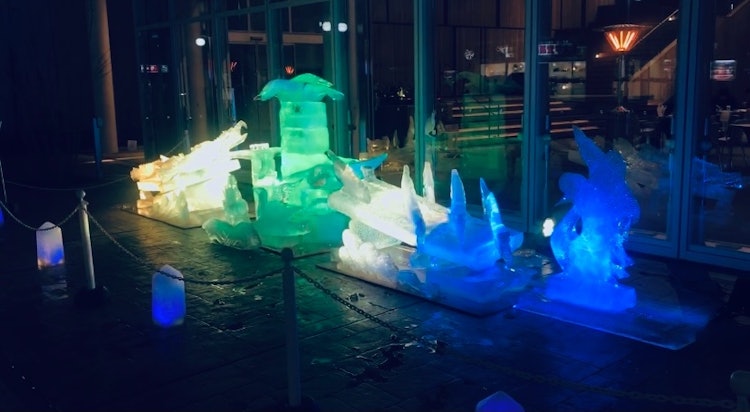 [相片1]在青森縣八戶市町岩舉行冰雕展”2019年“鮭魚爬行，海鰱拍打翅膀”這是由八戶廣場酒店的四位廚師在六個小時內製作的冰雕。晚上燈火通明！