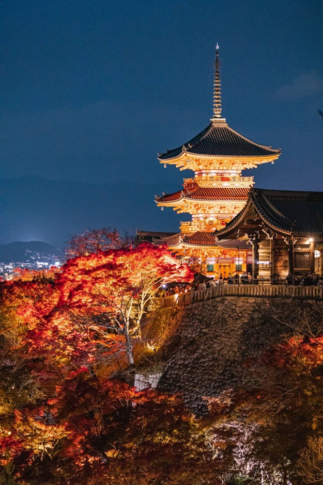 [相片1]五重塔染成鮮紅色　它位於京都府清水寺　　　　　　　　　　“五重塔”每年的這個時候，它被點亮，紅葉的紅色和五重塔的紅色相配，值得一看！反正人多，去的時候請小心 🙇 ♀️地點：京都清水寺