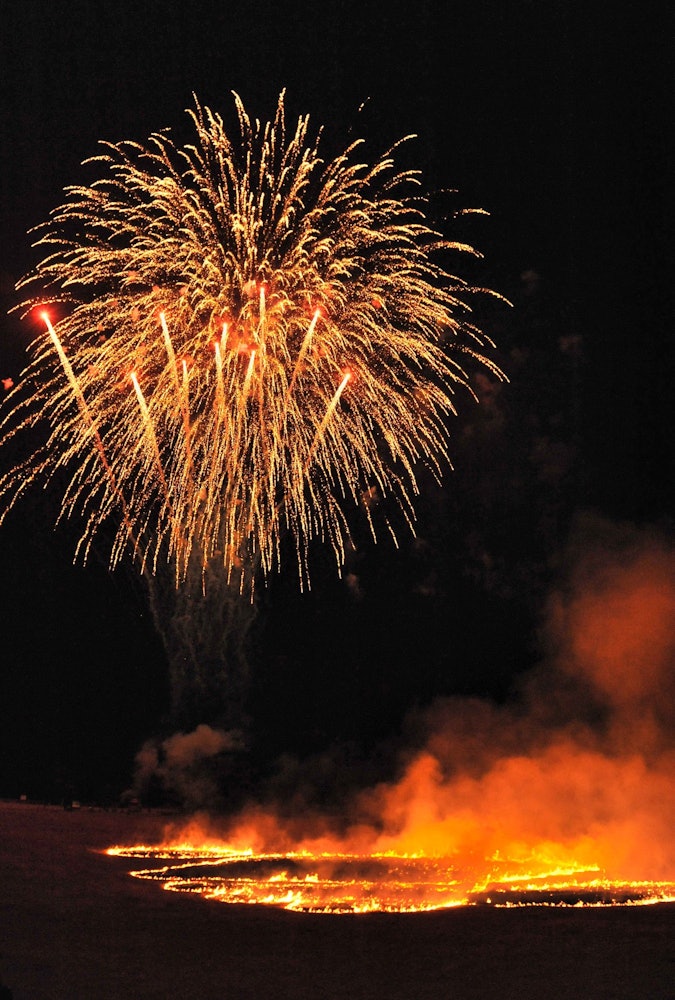 [相片1]這是本州最南端的火祭典，“瞭望塔草坪燒烤”在和歌山縣串本町鹽海舉行。 這是一種草坪燃燒活動，旨在燃燒枯草並促進新芽的生長。