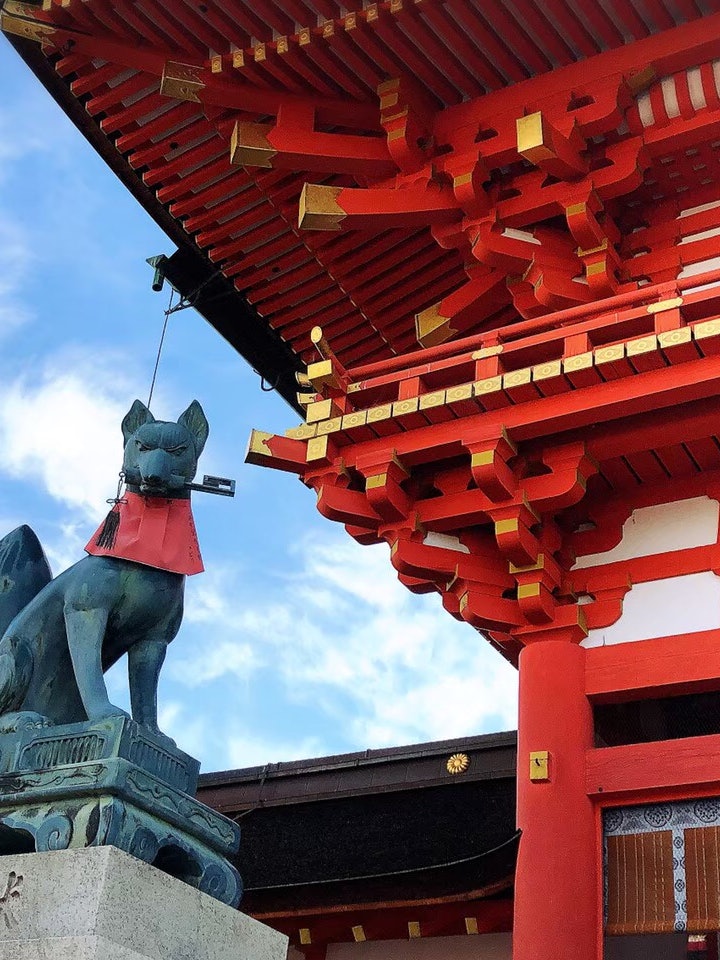 [Image1]This is Fushimi Inari Taisha Shrine. The vermilion color shines well against the blue of the sky. Wh