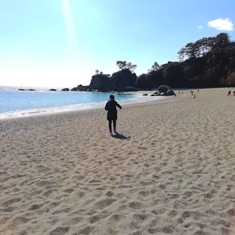 [画像1]高知県一の観光地と言えば桂浜❗️高知県の中でも綺麗な砂浜で海の色の美しさにびっくりするでしょう。桂浜を歩いてみたら日々のストレスもリラックスできるはず🎵高知県を代表する坂本龍馬の銅像やお土産屋あり、観