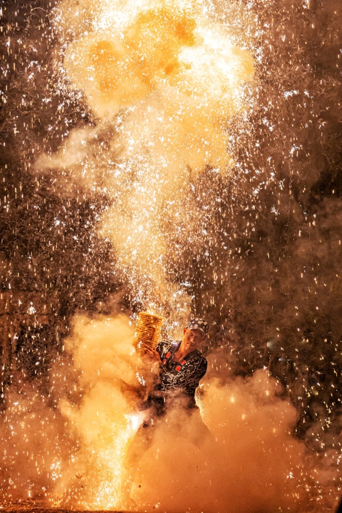[画像1]手筒花火は愛知県東三河地方を中心に伝わる花火で、450年以上の歴史があり、豊橋市の吉田神社が発祥といわれています。 揚げ手が花火の筒を脇の横に両手でしっかりとかかえるように持ち、巨大な火柱を噴出させ、