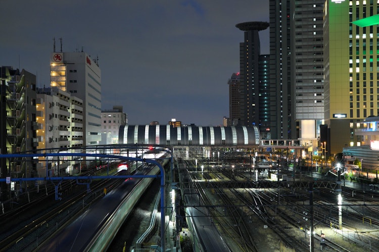 [이미지1]다리에서 바라본 사이타마 신도심의 모습미래형 역 건물은 밤에 빛납니다