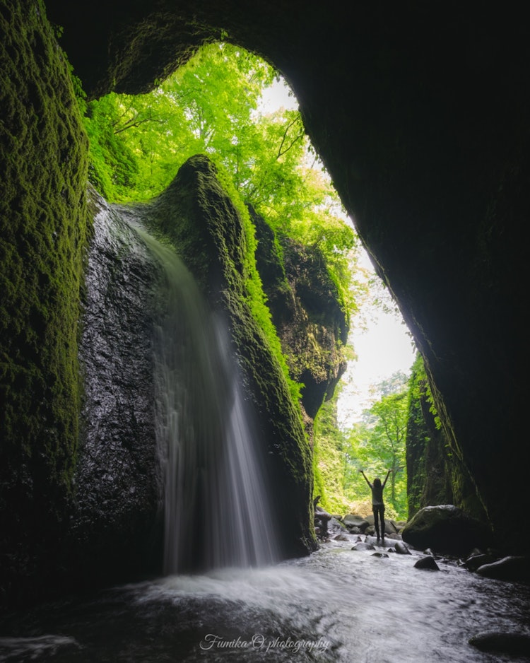 [相片1]兵庫縣✨的桑良瀑布它在一個山洞裡，這是一個很酷和最喜歡的瀑布😊❤️。但是，要到達這裡，你必須走一條崎嶇的道路，所以如果你去，請在去之前做好功課。