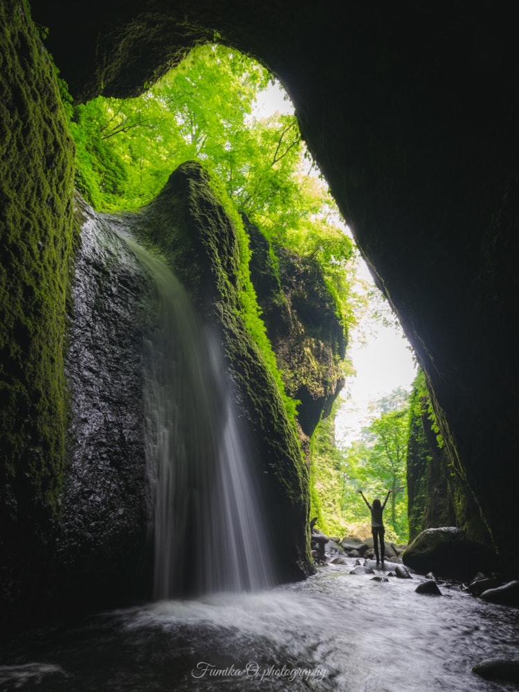 [画像1]兵庫県にあるシワガラの滝✨洞窟の中にあって、かっこよくて大好きな滝です😊❤️ただここにたどり着くには、過酷な道を歩かないと行けないので行かれる方は下調べしてから行くようにしてくださいねww