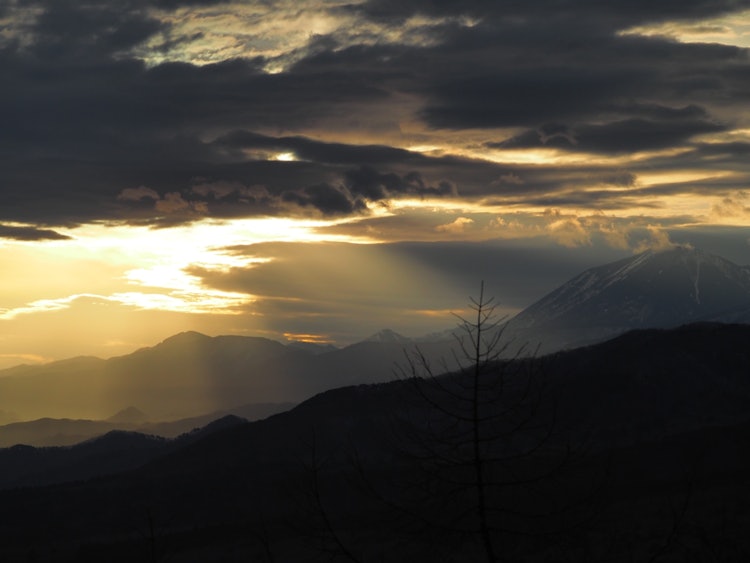 [相片1]我从栃木县八分田市拍摄了日光明太山。不幸的是，天气不好，但有一条光带从云层之间射进来。太美了。这是八方原附近展望台的景色。