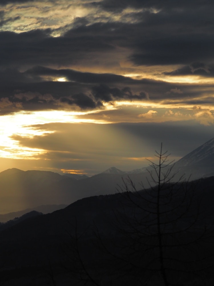 [相片1]我从栃木县八分田市拍摄了日光明太山。不幸的是，天气不好，但有一条光带从云层之间射进来。太美了。这是八方原附近展望台的景色。