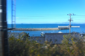 [이미지2]에키벤 좋아하세요?이번에는 도고 온천과 마쓰야마의 인기 에키벤을 기차 여행으로 즐겼습니다.오카야마에서 특급 시오카제로 마쓰야마에 가는 것이 편리합니다 ❗️기차 창문에서 세토 내해를