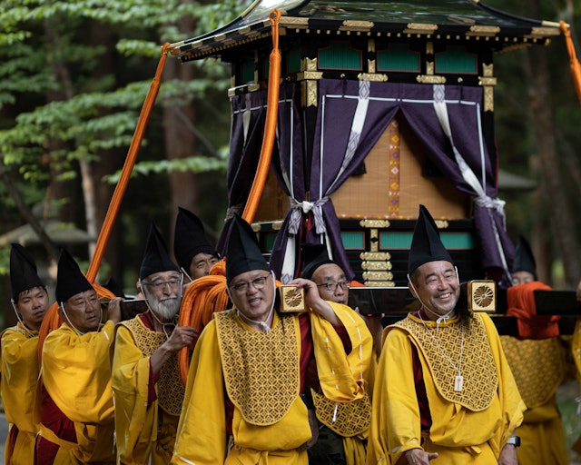 [画像1]北海道神宮例祭札幌市民からは「札幌まつり」の愛称で呼ばれるお祭り色鮮やかで平安時代の絵巻物の様な衣装を纏った約1,000人以上の札幌市民が4基の神輿、8基の山車を担ぎ市内を練り歩きます