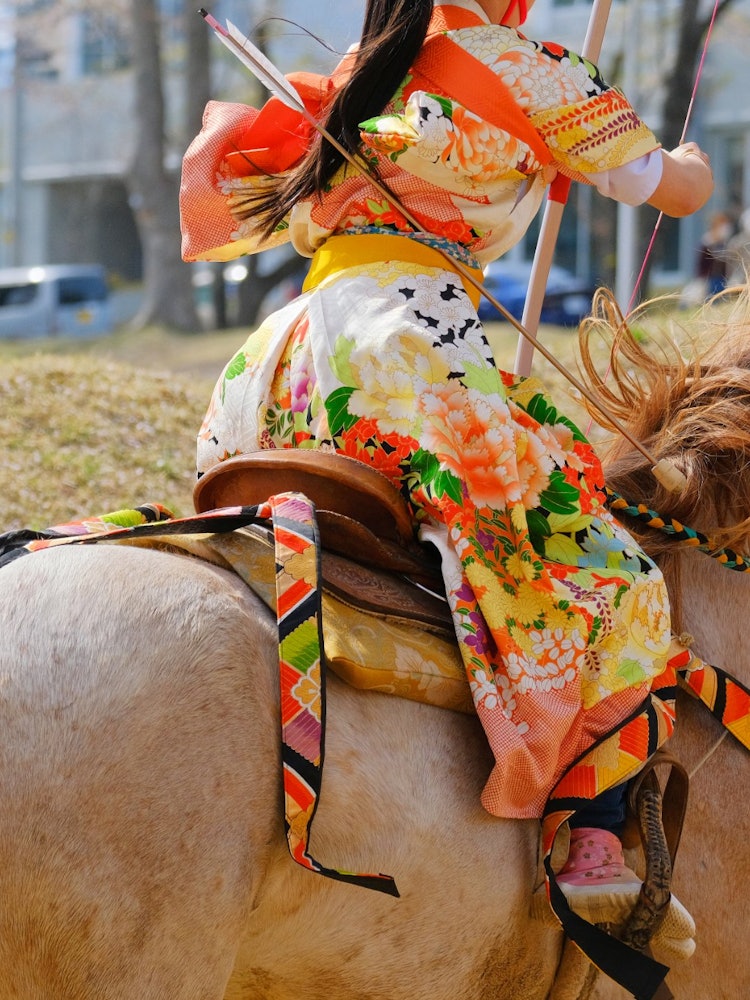 [相片1]在青森縣十和田市，這是在櫻花盛開時只由女騎師舉行的Yabusame比賽。 去年，由於新的冠狀病毒的影響，它被取消了，但今年它採取了電暈對策。 櫻花前部在4月中旬左右到達本州的北端。 在Yabusame
