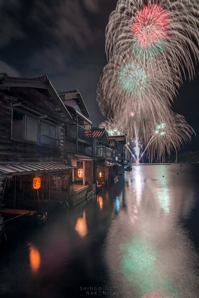 [相片1]京都府与佐区伊根町。房屋的一楼是一个两旁林立的小镇。每年一次，在伊根烟花那天，都会展示神圣的灯笼。