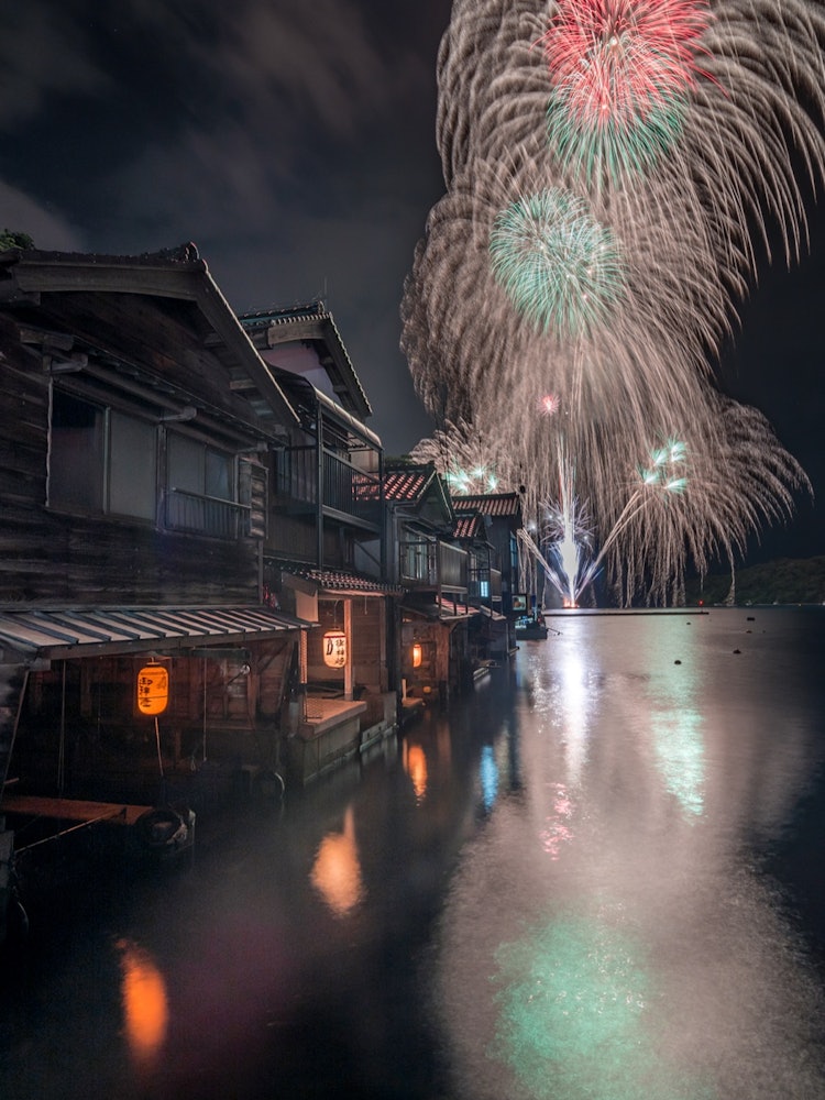 [画像1]京都府与謝郡伊根町。家屋の一階が船着場となっている舟屋が立ち並ぶ町。一年に一度の伊根花火の日は、御神灯が飾られます。