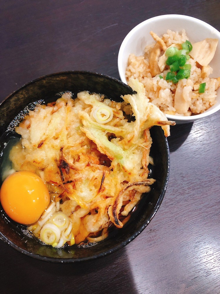 [画像1]日本人の食卓 。 コロナ禍でなかなか外食にいけないので自作料理で外食した気分に浸っています。 本日は天ぷらそばとタケノコの炊き込みご飯。