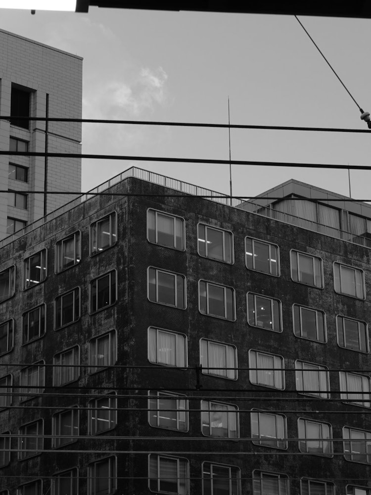 [이미지1]야마노테선의 긴자역, 승강장에서.넨키가있는 건물.흑백