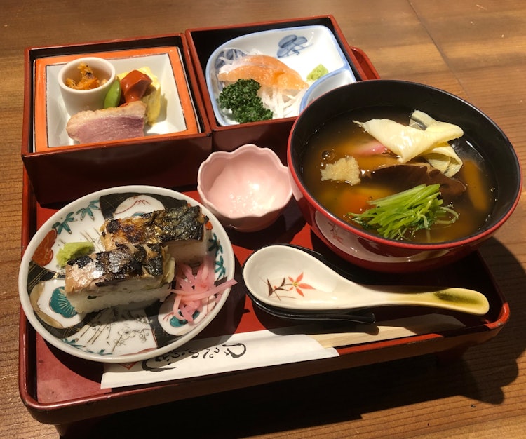 [이미지1]시가현 나가하마시에 위치한 인기 레스토랑 '모미시야'는 우동과 향토 고쿠니 요리 '베니모미지' '베니모미지'를 제공합니다.