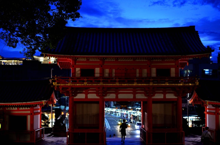 [Image1]This photo was taken at Yasaka Shrine in Kyoto. When I entered the precincts after passing through t