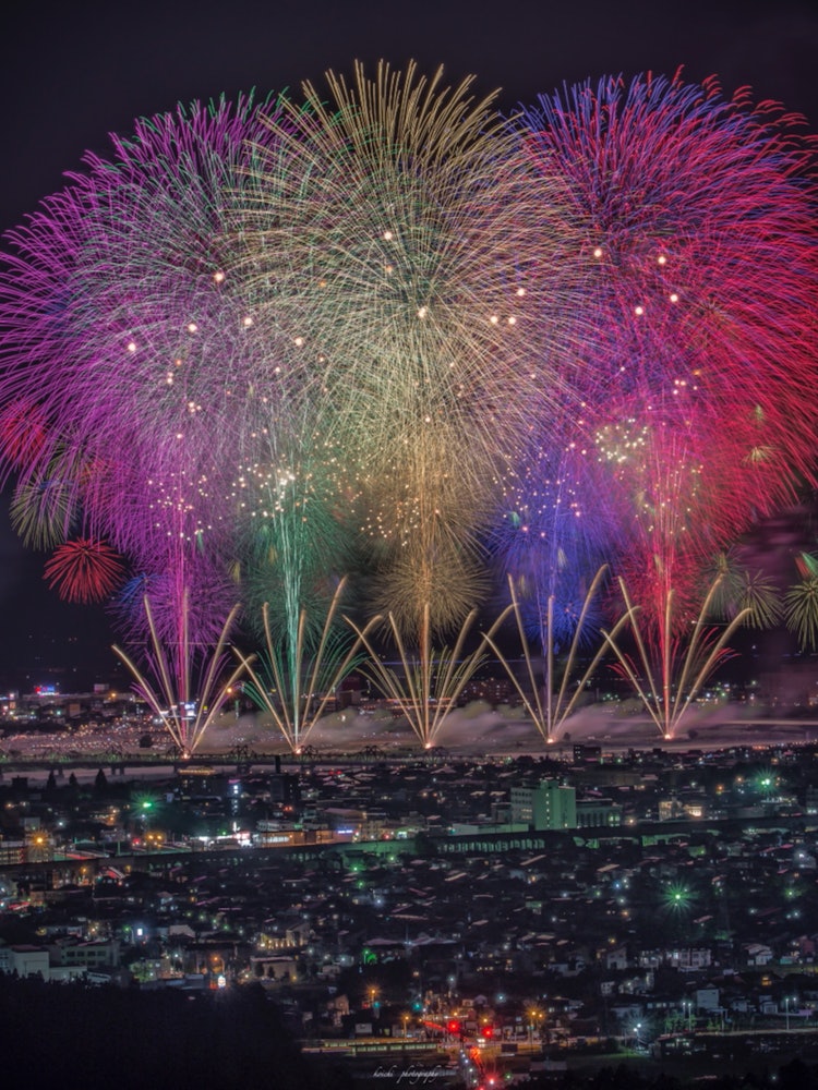 [이미지1]일본 3대 불꽃놀이 축제.니가타현의 나가오카 불꽃놀이 축제.피닉스는 감동하여 눈물을 흘립니다.