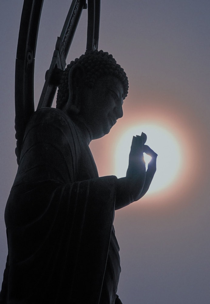 [이미지1]나라현 오미네 산맥의 샤카가타케산(1799m) 정상에 모셔진 부처님입니다. 이 불상은 1924년(다이쇼 13년)에 오미네의 유력자인 오카다 마사유키 씨에 의해 정상으로 옮겨졌습니다