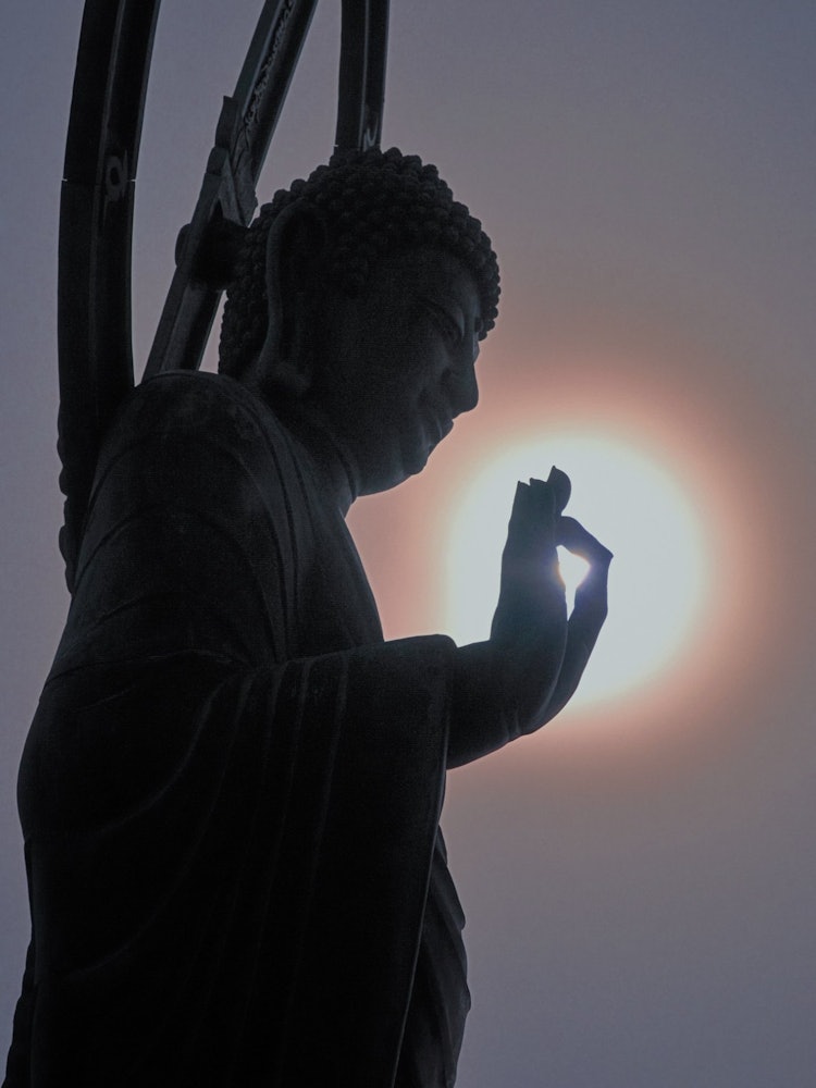 [画像1]奈良県大峰山系釈迦ヶ岳（１７９９ｍ）の山頂に安置されているお釈迦様です。 この釈迦像は、１９２４年（大正１３年）大峰の強力・岡田雅之氏、通称“鬼雅”によって山頂まで運ばれたものです。 その偉業を讃え、