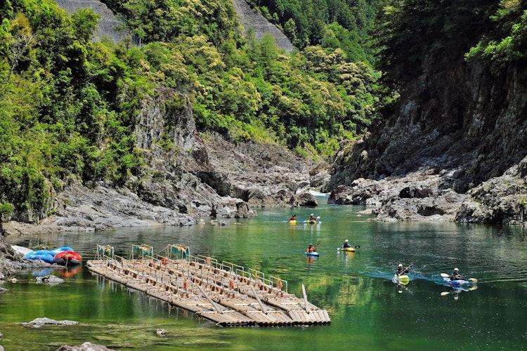 [相片1]在清新的绿色植物中，许多人来到和歌山县的北山川享受划独木舟和漂流的乐趣。 5月，观光漂流也开始了。 清澈的河面也闪耀着翠绿色的光芒。