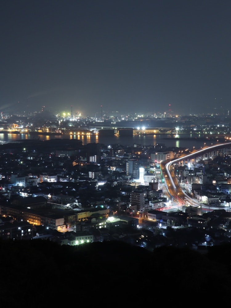 [画像1]福岡県北九州市にある「高塔山展望台」からの夜景。