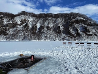 [相片1]我們參觀了新得町的北海道Avant。 來自京都和大分的桑拿愛好者，包括來自東京的Sau研究人員，在桑拿后浸泡在冰凍的湖中鑽出的冷水中，體驗了降溫。 可以解釋為歡呼和興奮的聲音在湖面上回蕩。降溫后，我們