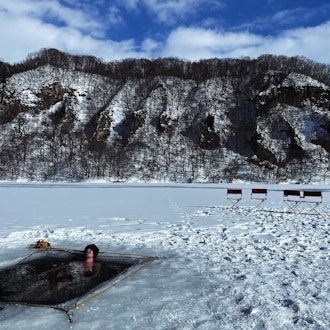[相片1]我们参观了新得町的北海道Avant。 来自京都和大分的桑拿爱好者，包括来自东京的Sau研究人员，在桑拿后浸泡在冰冻的湖中钻出的冷水中，体验了降温。 可以解释为欢呼和兴奋的声音在湖面上回荡。降温后，我们